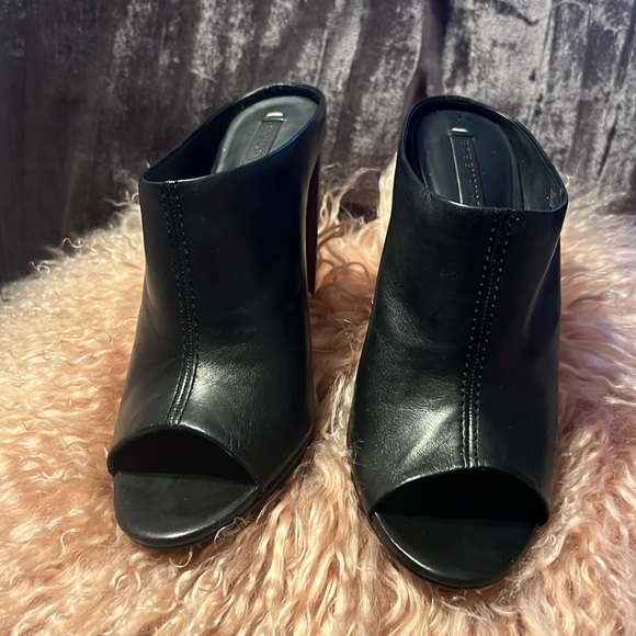 BCBG MAXAZRIA “Jeremy” Open Toe Mules - Picture 2 of 4